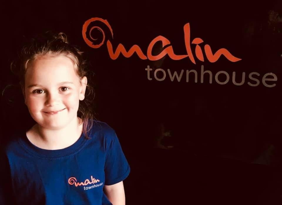 Malin Townhouse Guest House Bagian luar foto